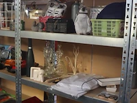 Partij diversen in stelling o.a. decoratieve lampen, koksbuizen & verzamelitems - afbeelding 1 van  11