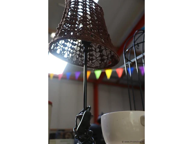 Partij diversen in stelling o.a. decoratieve lampen, koksbuizen & verzamelitems - afbeelding 6 van  11