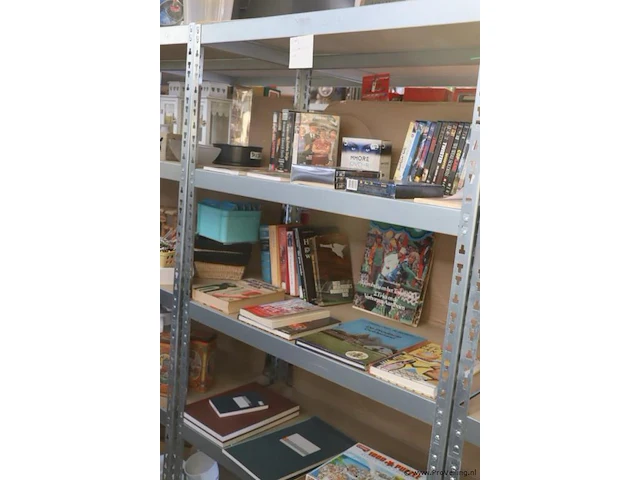 Partij diversen in stelling o.a. dvd's, boeken & puzzel - afbeelding 1 van  7