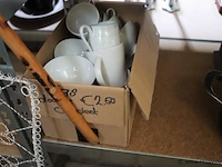 Partij diversen in stelling o.a. koffiebekers, schalen, vazen, cd's en cassettebandjes & decoratie - afbeelding 2 van  10