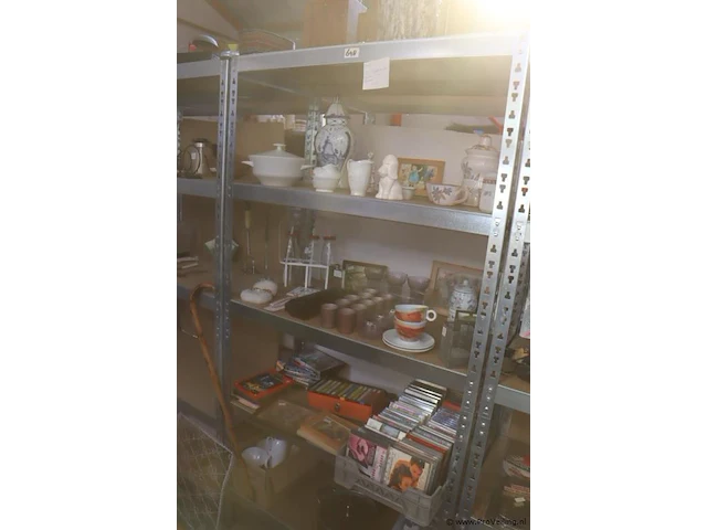 Partij diversen in stelling o.a. koffiebekers, schalen, vazen, cd's en cassettebandjes & decoratie - afbeelding 1 van  10