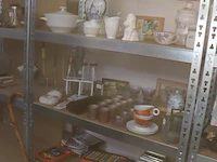 Partij diversen in stelling o.a. koffiebekers, schalen, vazen, cd's en cassettebandjes & decoratie - afbeelding 1 van  10