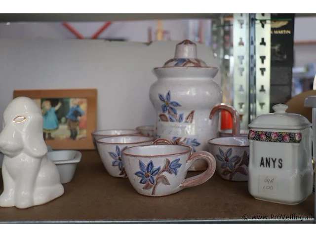 Partij diversen in stelling o.a. koffiebekers, schalen, vazen, cd's en cassettebandjes & decoratie - afbeelding 4 van  10