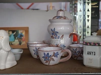 Partij diversen in stelling o.a. koffiebekers, schalen, vazen, cd's en cassettebandjes & decoratie - afbeelding 4 van  10