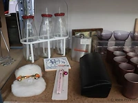 Partij diversen in stelling o.a. koffiebekers, schalen, vazen, cd's en cassettebandjes & decoratie - afbeelding 7 van  10