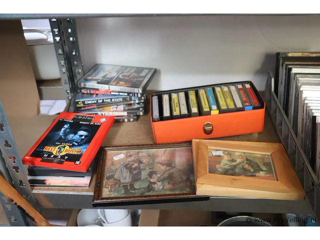 Partij diversen in stelling o.a. koffiebekers, schalen, vazen, cd's en cassettebandjes & decoratie - afbeelding 8 van  10