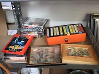 Partij diversen in stelling o.a. koffiebekers, schalen, vazen, cd's en cassettebandjes & decoratie - afbeelding 8 van  10