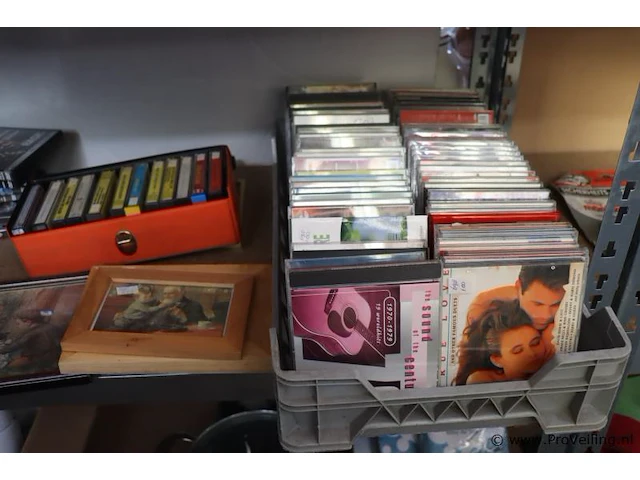 Partij diversen in stelling o.a. koffiebekers, schalen, vazen, cd's en cassettebandjes & decoratie - afbeelding 9 van  10