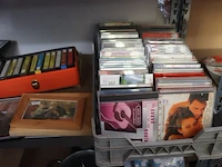 Partij diversen in stelling o.a. koffiebekers, schalen, vazen, cd's en cassettebandjes & decoratie - afbeelding 9 van  10