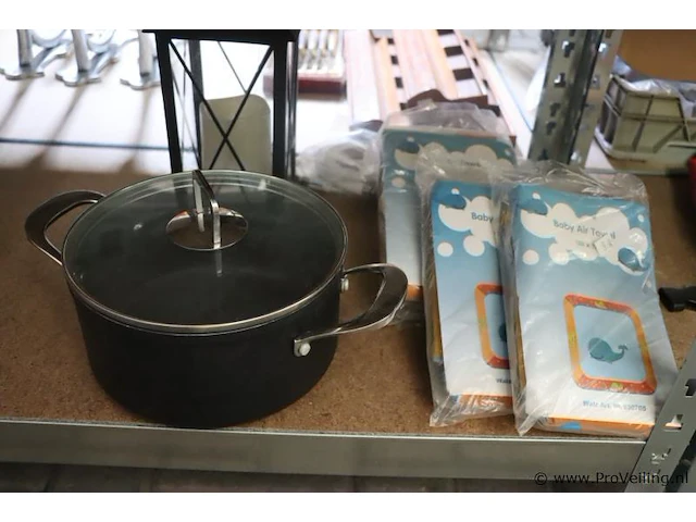 Partij diversen in stelling o.a. koffiebekers, schalen, vazen, cd's en cassettebandjes & decoratie - afbeelding 10 van  10