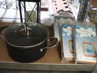 Partij diversen in stelling o.a. koffiebekers, schalen, vazen, cd's en cassettebandjes & decoratie - afbeelding 10 van  10