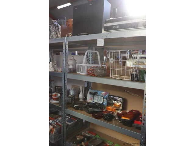 Partij diversen in stelling o.a. philips radio/cassettespeler, luidsprekers & diverse autospiegels - afbeelding 1 van  10