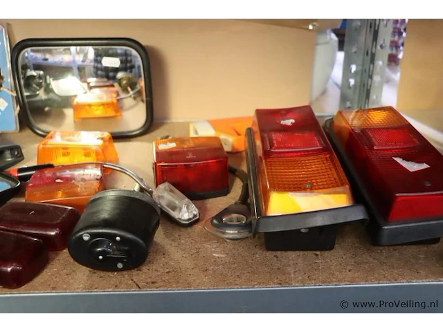 Partij diversen in stelling o.a. philips radio/cassettespeler, luidsprekers & diverse autospiegels - afbeelding 8 van  10