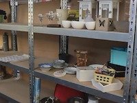 Partij diversen in stelling o.a. servies, pannen & huishoudelijke artikelen - afbeelding 1 van  13