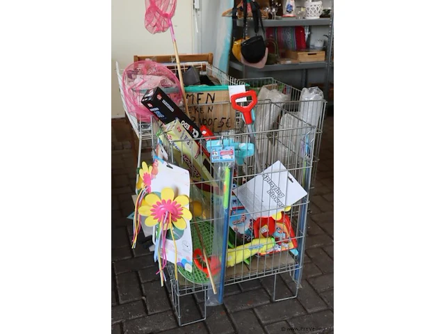 Partij diversen incl. verkoopbakken bestaande uit o.a. riemen, speelgoed, plastic drinkbekers & houten tuinstoel - afbeelding 1 van  8