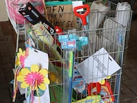 Partij diversen incl. verkoopbakken bestaande uit o.a. riemen, speelgoed, plastic drinkbekers & houten tuinstoel - afbeelding 1 van  8