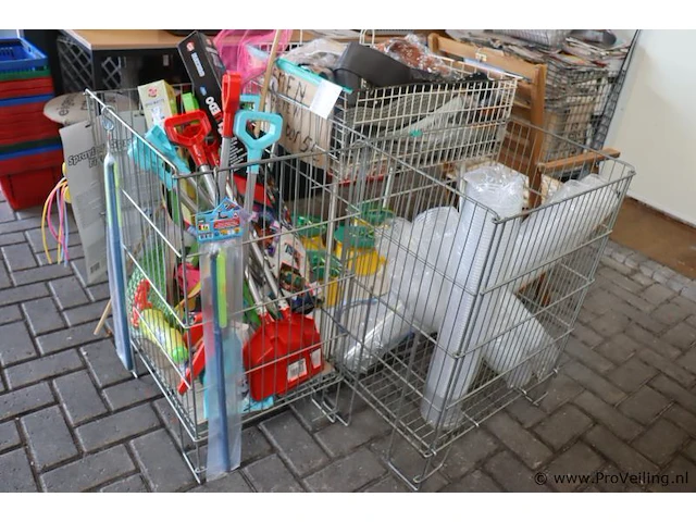 Partij diversen incl. verkoopbakken bestaande uit o.a. riemen, speelgoed, plastic drinkbekers & houten tuinstoel - afbeelding 2 van  8