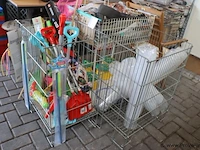 Partij diversen incl. verkoopbakken bestaande uit o.a. riemen, speelgoed, plastic drinkbekers & houten tuinstoel - afbeelding 2 van  8