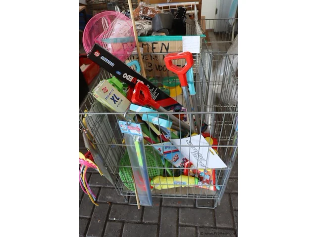Partij diversen incl. verkoopbakken bestaande uit o.a. riemen, speelgoed, plastic drinkbekers & houten tuinstoel - afbeelding 3 van  8