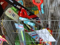 Partij diversen incl. verkoopbakken bestaande uit o.a. riemen, speelgoed, plastic drinkbekers & houten tuinstoel - afbeelding 3 van  8