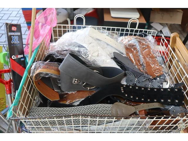 Partij diversen incl. verkoopbakken bestaande uit o.a. riemen, speelgoed, plastic drinkbekers & houten tuinstoel - afbeelding 4 van  8