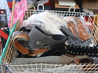Partij diversen incl. verkoopbakken bestaande uit o.a. riemen, speelgoed, plastic drinkbekers & houten tuinstoel - afbeelding 4 van  8