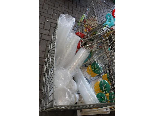 Partij diversen incl. verkoopbakken bestaande uit o.a. riemen, speelgoed, plastic drinkbekers & houten tuinstoel - afbeelding 5 van  8