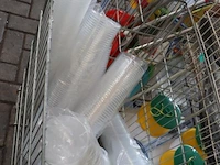 Partij diversen incl. verkoopbakken bestaande uit o.a. riemen, speelgoed, plastic drinkbekers & houten tuinstoel - afbeelding 5 van  8
