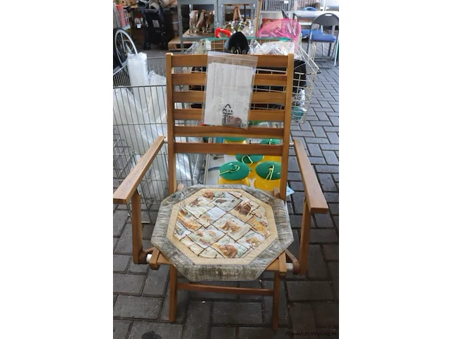 Partij diversen incl. verkoopbakken bestaande uit o.a. riemen, speelgoed, plastic drinkbekers & houten tuinstoel - afbeelding 6 van  8