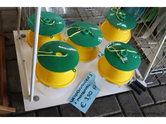 Partij diversen incl. verkoopbakken bestaande uit o.a. riemen, speelgoed, plastic drinkbekers & houten tuinstoel - afbeelding 7 van  8