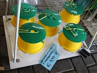 Partij diversen incl. verkoopbakken bestaande uit o.a. riemen, speelgoed, plastic drinkbekers & houten tuinstoel - afbeelding 7 van  8