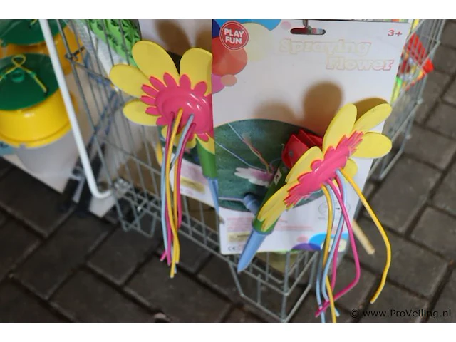 Partij diversen incl. verkoopbakken bestaande uit o.a. riemen, speelgoed, plastic drinkbekers & houten tuinstoel - afbeelding 8 van  8