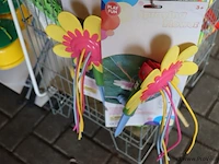 Partij diversen incl. verkoopbakken bestaande uit o.a. riemen, speelgoed, plastic drinkbekers & houten tuinstoel - afbeelding 8 van  8