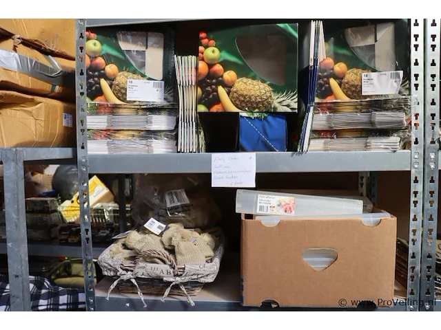 Partij diversen (inhoud 2 planken) bestaande uit o.a. fruitboxen, mokkenmustjes (eiermutsjes) & folierol houders - afbeelding 1 van  8