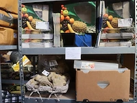Partij diversen (inhoud 2 planken) bestaande uit o.a. fruitboxen, mokkenmustjes (eiermutsjes) & folierol houders - afbeelding 1 van  8