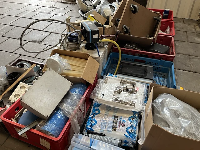 Partij diversen met kratten w.o. elektronica, trolleys, schakelmateriaal - afbeelding 2 van  10