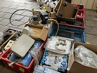 Partij diversen met kratten w.o. elektronica, trolleys, schakelmateriaal - afbeelding 2 van  10