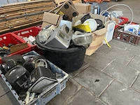 Partij diversen met kratten w.o. elektronica, trolleys, schakelmateriaal - afbeelding 1 van  10