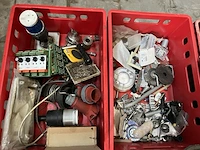Partij diversen met kratten w.o. elektronica, trolleys, schakelmateriaal - afbeelding 3 van  10