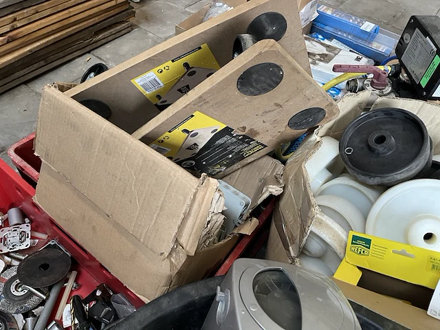 Partij diversen met kratten w.o. elektronica, trolleys, schakelmateriaal - afbeelding 4 van  10