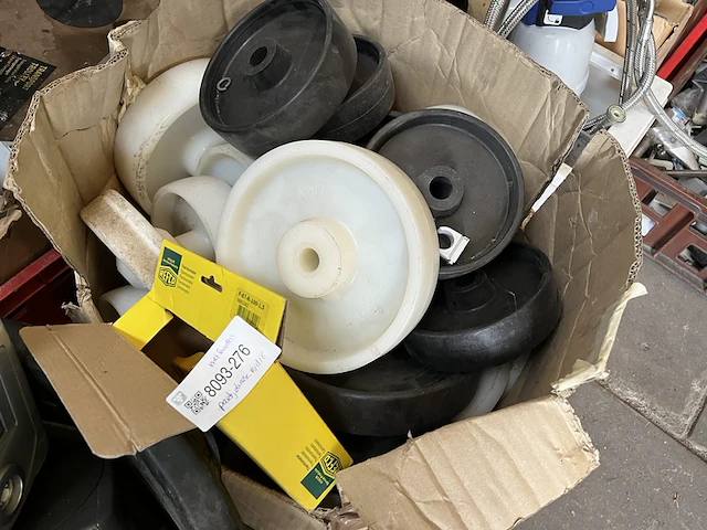 Partij diversen met kratten w.o. elektronica, trolleys, schakelmateriaal - afbeelding 5 van  10