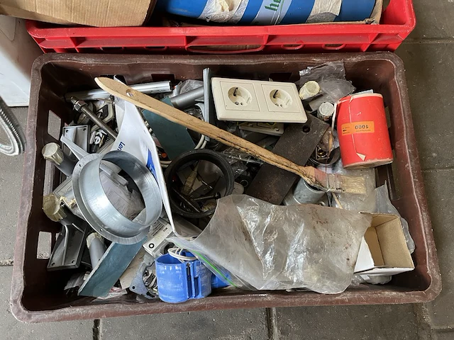 Partij diversen met kratten w.o. elektronica, trolleys, schakelmateriaal - afbeelding 6 van  10