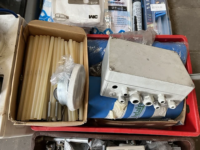 Partij diversen met kratten w.o. elektronica, trolleys, schakelmateriaal - afbeelding 7 van  10