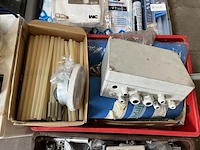 Partij diversen met kratten w.o. elektronica, trolleys, schakelmateriaal - afbeelding 7 van  10