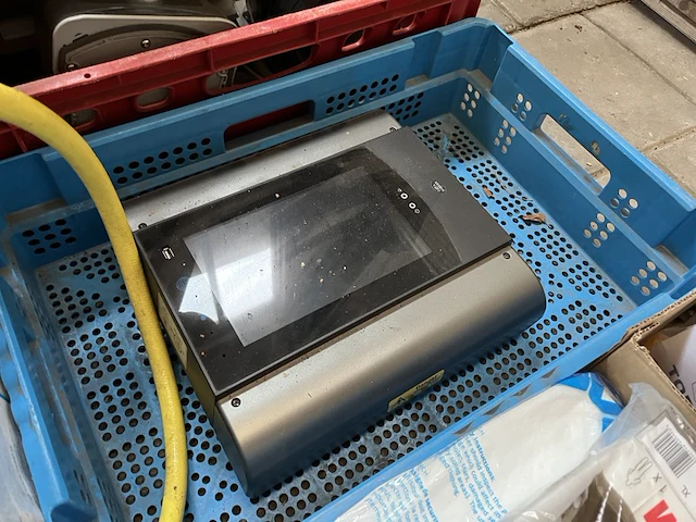 Partij diversen met kratten w.o. elektronica, trolleys, schakelmateriaal - afbeelding 10 van  10