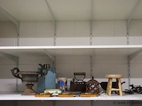 Partij diversen o.a. antieke strijkijzer (kolenstrijkbout), barometer, bloempot, krukje etc. - afbeelding 1 van  5