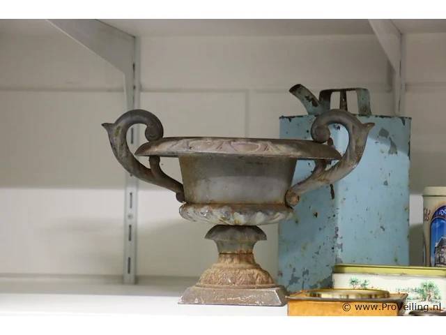 Partij diversen o.a. antieke strijkijzer (kolenstrijkbout), barometer, bloempot, krukje etc. - afbeelding 2 van  5