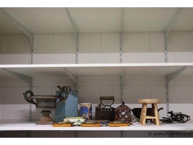 Partij diversen o.a. antieke strijkijzer (kolenstrijkbout), barometer, bloempot, krukje etc. - afbeelding 1 van  5