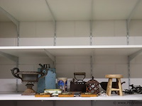 Partij diversen o.a. antieke strijkijzer (kolenstrijkbout), barometer, bloempot, krukje etc. - afbeelding 1 van  5