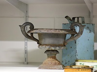 Partij diversen o.a. antieke strijkijzer (kolenstrijkbout), barometer, bloempot, krukje etc. - afbeelding 2 van  5